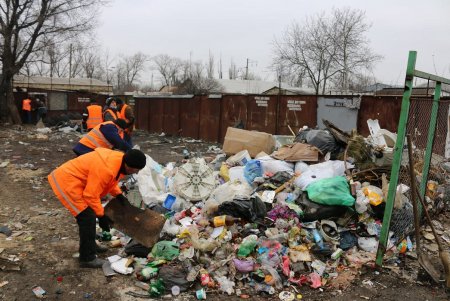 На Ленпоселке коммунальщики расчистили площадку для габаритных отходов, которую местные жители превратили в помойку (фото)