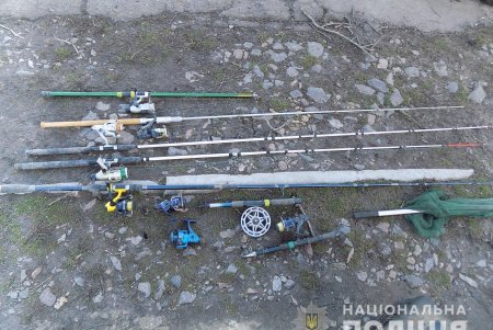 В Белгород-Днестровском районе грабители за несколько «ходок» оставили хозяина дома без мотоцикла, техники и посуды (фото)