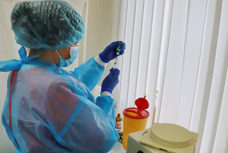 Старт вакцинации от COVID-19 в Одессе: первыми прививки сделали медики инфекционной больницы (фоторепортаж)