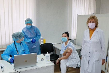 Старт вакцинации от COVID-19 в Одессе: первыми прививки сделали медики инфекционной больницы (фоторепортаж)