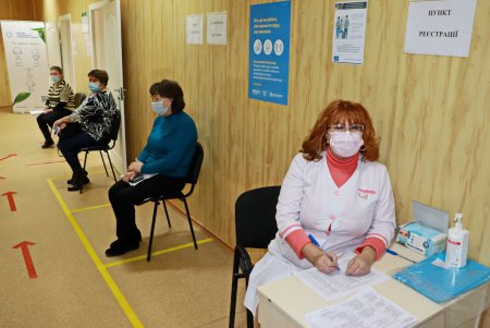 Старт вакцинации от COVID-19 в Одессе: первыми прививки сделали медики инфекционной больницы (фоторепортаж)