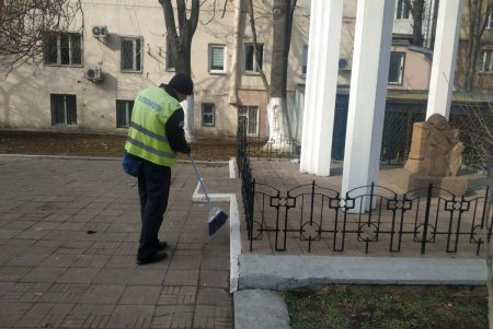 В Приморском районе коммунальщики очистили два бювета и шесть памятников (фото)