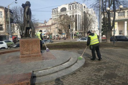 В Приморском районе коммунальщики очистили два бювета и шесть памятников (фото)