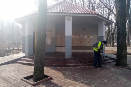 В Приморском районе коммунальщики очистили два бювета и шесть памятников (фото)