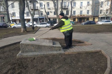В Приморском районе коммунальщики очистили два бювета и шесть памятников (фото)