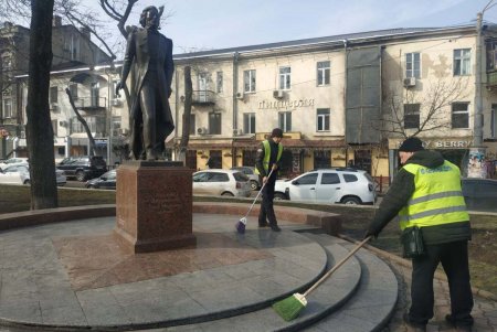 В Приморском районе коммунальщики очистили два бювета и шесть памятников (фото)