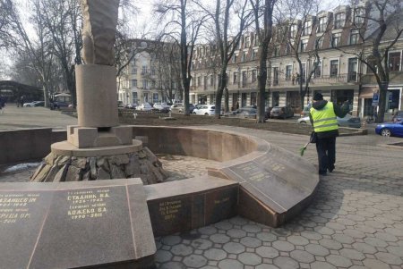 В Приморском районе коммунальщики очистили два бювета и шесть памятников (фото)
