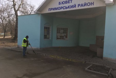 В Приморском районе коммунальщики очистили два бювета и шесть памятников (фото)