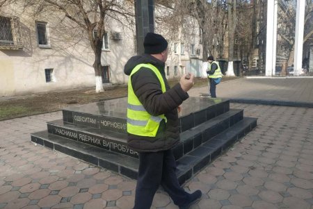 В Приморском районе коммунальщики очистили два бювета и шесть памятников (фото)