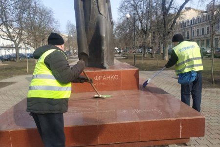 В Приморском районе коммунальщики очистили два бювета и шесть памятников (фото)