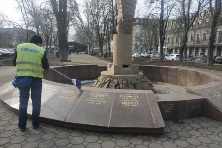В Приморском районе коммунальщики очистили два бювета и шесть памятников (фото)