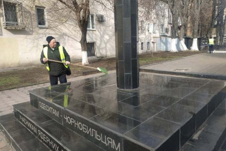 В Приморском районе коммунальщики очистили два бювета и шесть памятников (фото)
