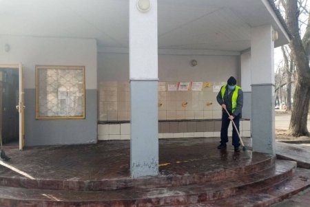 В Приморском районе коммунальщики очистили два бювета и шесть памятников (фото)