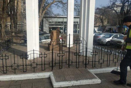 В Приморском районе коммунальщики очистили два бювета и шесть памятников (фото)