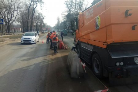 К окончанию зимы коммунальщики навели порядок в дендропарке Победы и на Старосенной площади (фото)