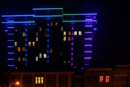 Греческий парк и Приморский бульвар подсветили разными огнями в знак поддержки больных редкими недугами (фото)