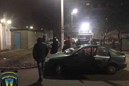 В Черноморске правоохранители задержали двух мужчин, которые пытались поджечь автомобиль (фото)