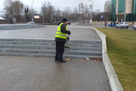 Коммунальщики в первый день весны навели чистоту возле мемориалов в Приморском районе (фото)