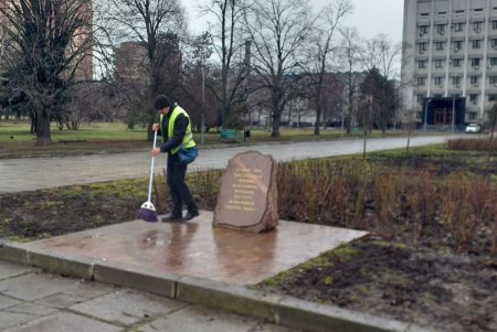 Коммунальщики в первый день весны навели чистоту возле мемориалов в Приморском районе (фото)