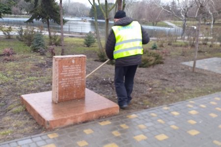 Коммунальщики в первый день весны навели чистоту возле мемориалов в Приморском районе (фото)