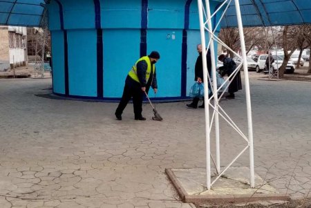 В Киевском районе коммунальщики очистили территорию возле бюветов и памятников (фото)