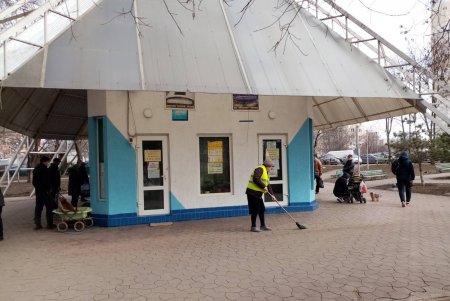 В Киевском районе коммунальщики очистили территорию возле бюветов и памятников (фото)