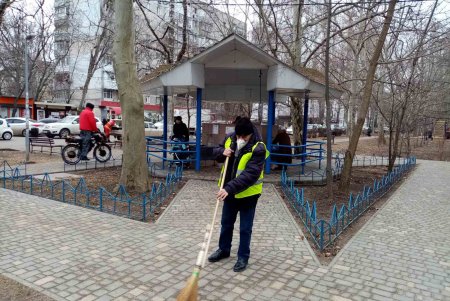 В Киевском районе коммунальщики очистили территорию возле бюветов и памятников (фото)