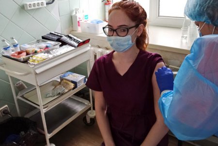 Одесских медиков массово вакцинируют от коронавируса (фото)