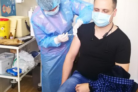 Одесских медиков вакцинируют от COVID-19 в соответствии с графиком (фото, видеокомментарий)