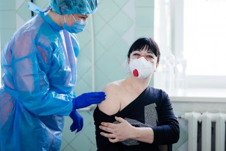 Одесских медиков вакцинируют от COVID-19 в соответствии с графиком (фото, видеокомментарий)