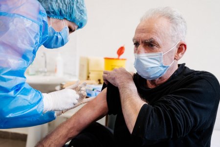 Одесских медиков вакцинируют от COVID-19 в соответствии с графиком (фото, видеокомментарий)