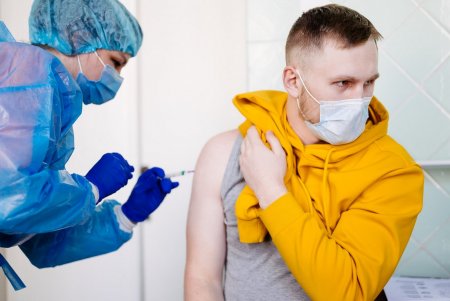 Одесских медиков вакцинируют от COVID-19 в соответствии с графиком (фото, видеокомментарий)