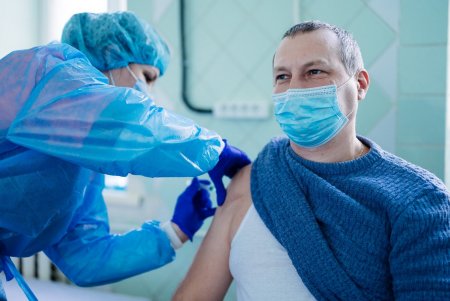 Одесских медиков вакцинируют от COVID-19 в соответствии с графиком (фото, видеокомментарий)