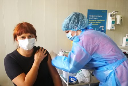 Одесских медиков вакцинируют от COVID-19 в соответствии с графиком (фото, видеокомментарий)