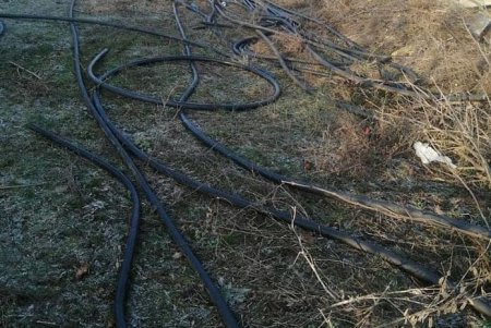Под покровом ночи четверо воров срезали кабель на Хаджибейской дороге (фото)