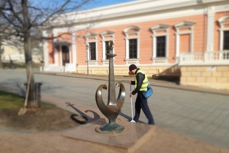 В Приморском районе коммунальщики очистили бювет и памятники (фото)
