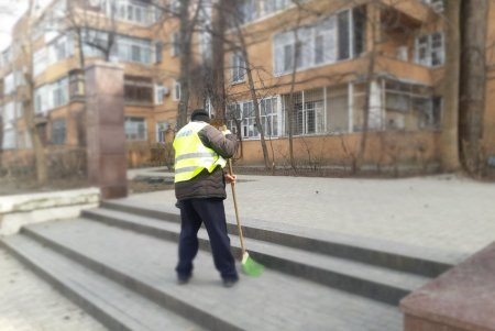 В Приморском районе коммунальщики очистили бювет и памятники (фото)
