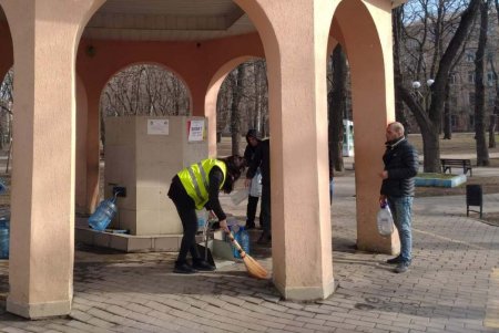 В Приморском районе коммунальщики очистили бювет и памятники (фото)