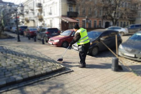 В Приморском районе коммунальщики очистили бювет и памятники (фото)