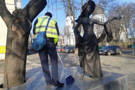 В Приморском районе коммунальщики очистили бювет и памятники (фото)