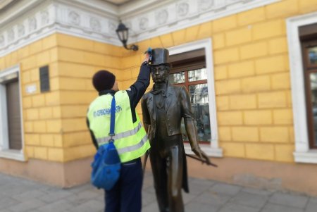 В Приморском районе коммунальщики очистили бювет и памятники (фото)