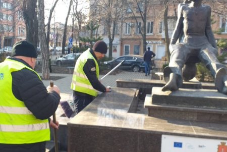 В Приморском районе коммунальщики очистили бювет и памятники (фото)