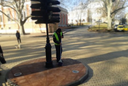 В Приморском районе коммунальщики очистили бювет и памятники (фото)