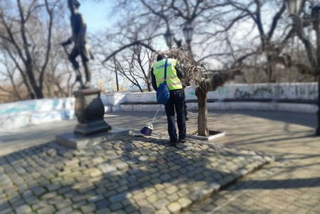 В Приморском районе коммунальщики очистили бювет и памятники (фото)