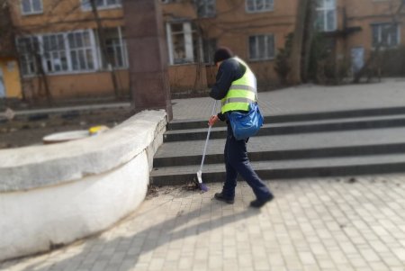В Приморском районе коммунальщики очистили бювет и памятники (фото)