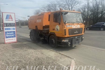 Коммунальщики убрали ряд дорог и помыли остановки в разных районах города (фото)