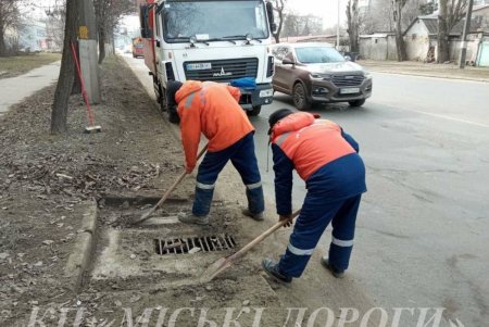 Коммунальщики убрали ряд дорог и помыли остановки в разных районах города (фото)