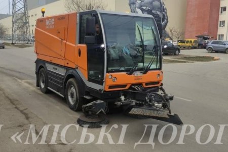 Коммунальщики убрали ряд дорог и помыли остановки в разных районах города (фото)