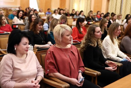 Геннадий Труханов поздравил сотрудниц мэрии и вручил им почетные городские награды (фото)