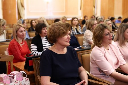 Геннадий Труханов поздравил сотрудниц мэрии и вручил им почетные городские награды (фото)